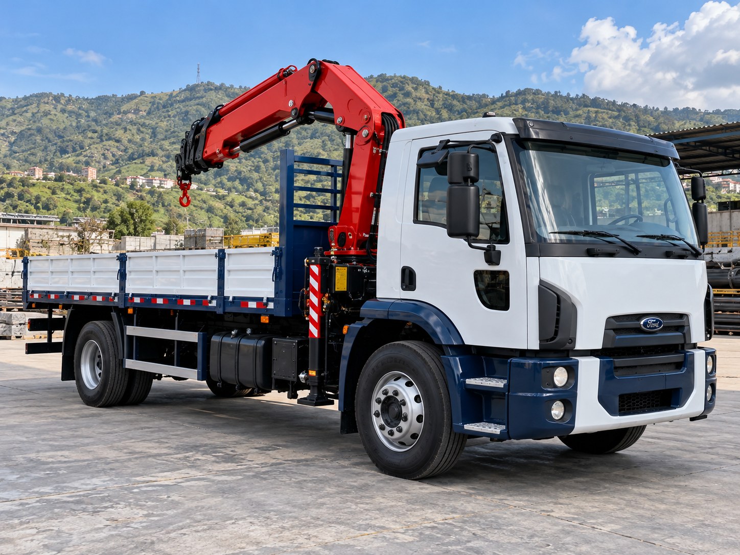 Imagen referencial de un Ford Cargo 1721 4x2 con plataforma y grúa articulada