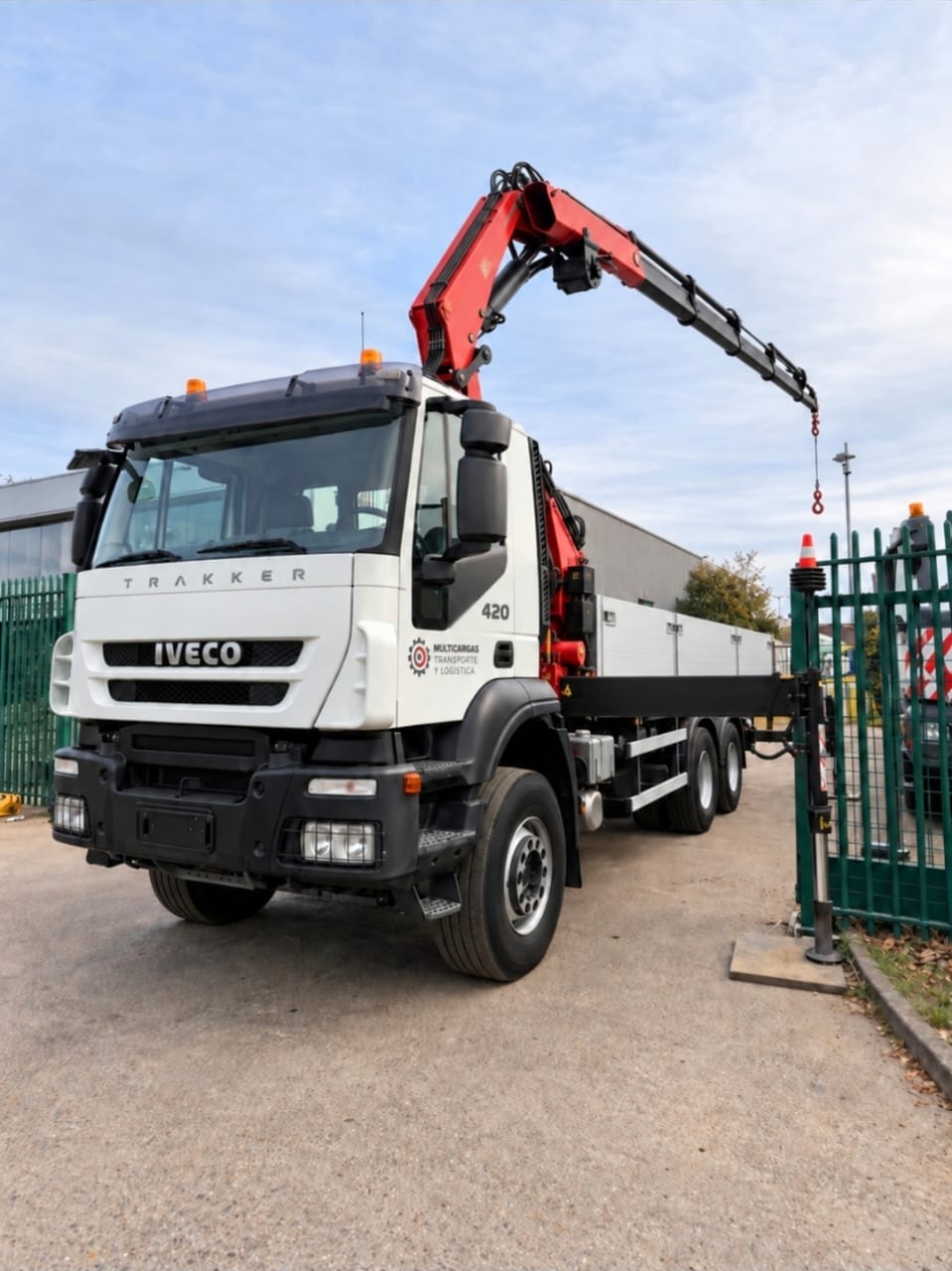 Iveco Trakker 6x4 blanco equipado con grúa articulada