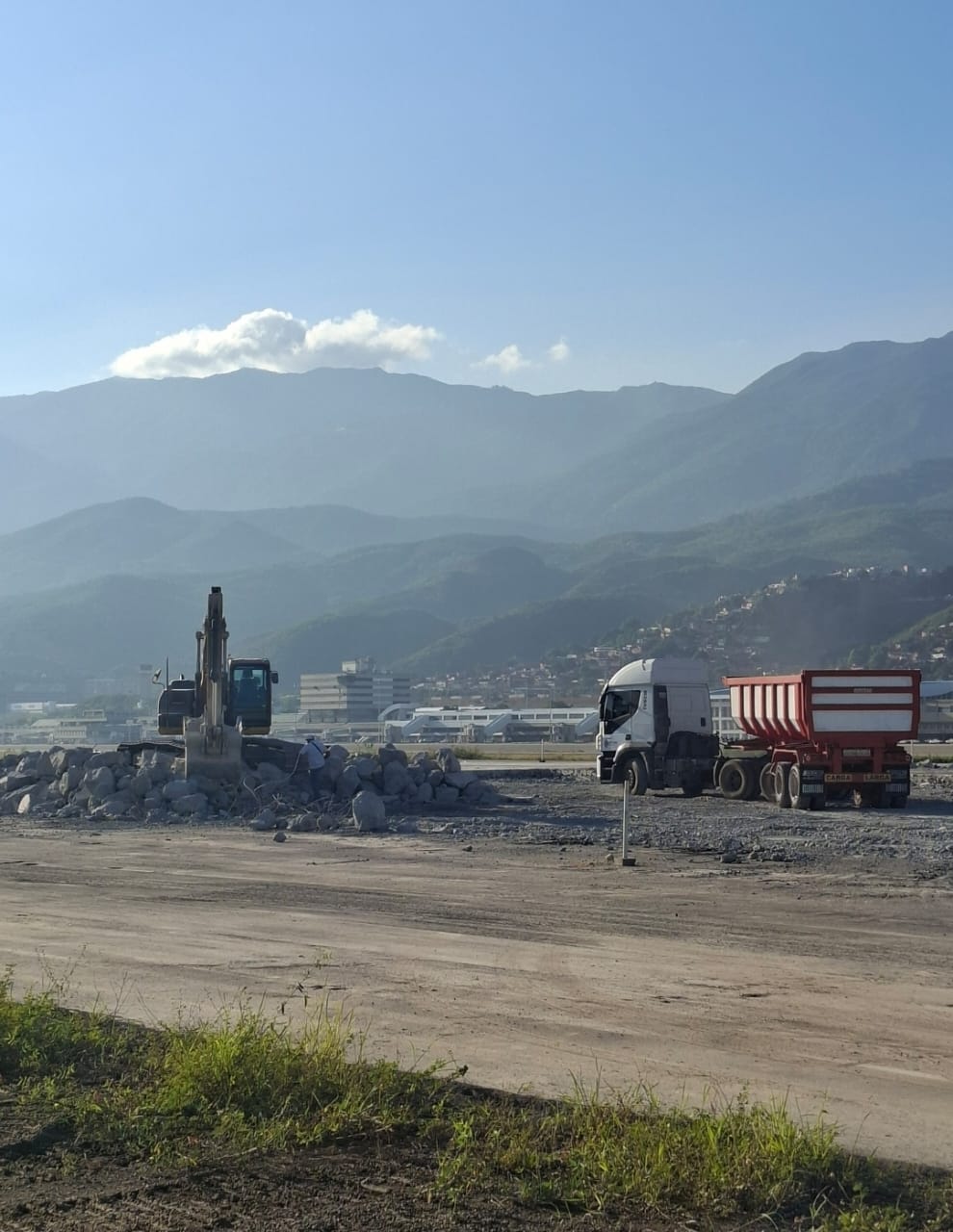 Maquinaria pesada y camión durante una operación en obra